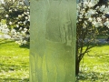 2017.04.05. Glasskulptur nah von der Rückseite vor blühenden Magnolien - Antiphon (14)a_B_Schuster